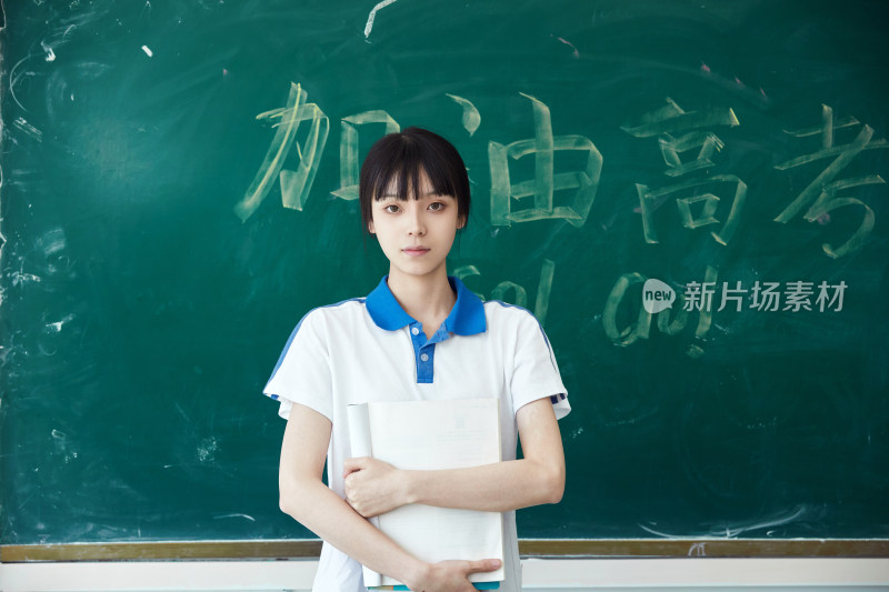 教室里讲台上为高考加油激励的高中生