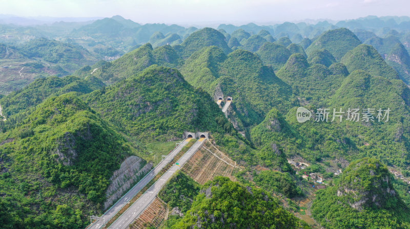 贵州山区高速公路穿行山间乡村