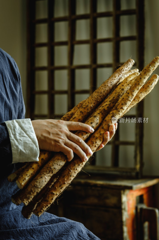 一个人手里拿着一把山药