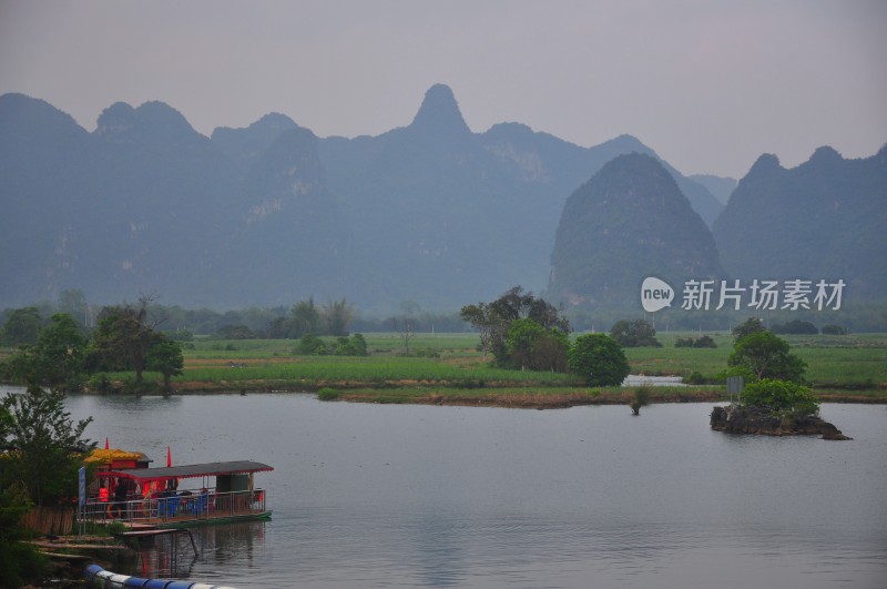 夕阳下天青色远山雾气腾腾河流山水倒影