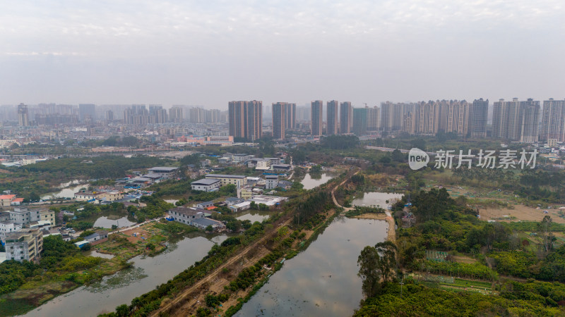 春季清晨时分雾天的惠州城市航拍景观