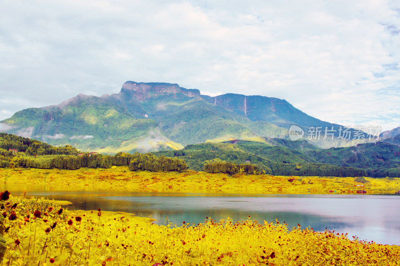 自然风景湖泊桌山瓦屋山