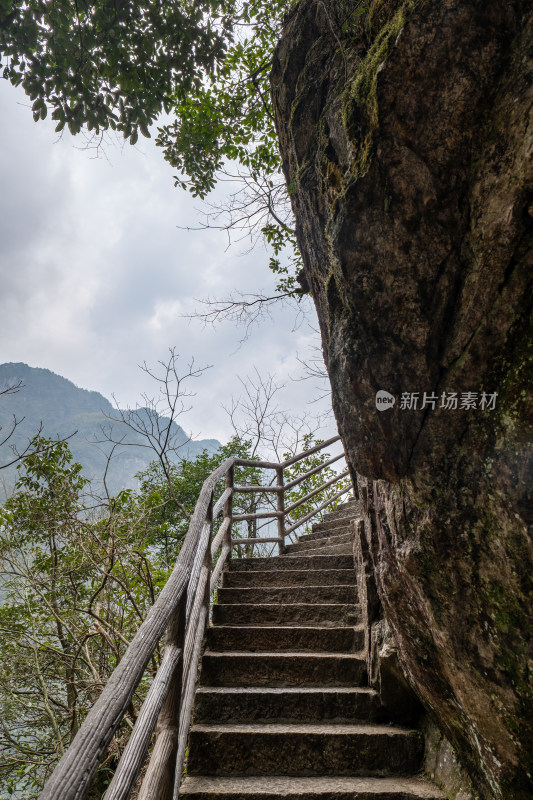 山林间的石阶步道