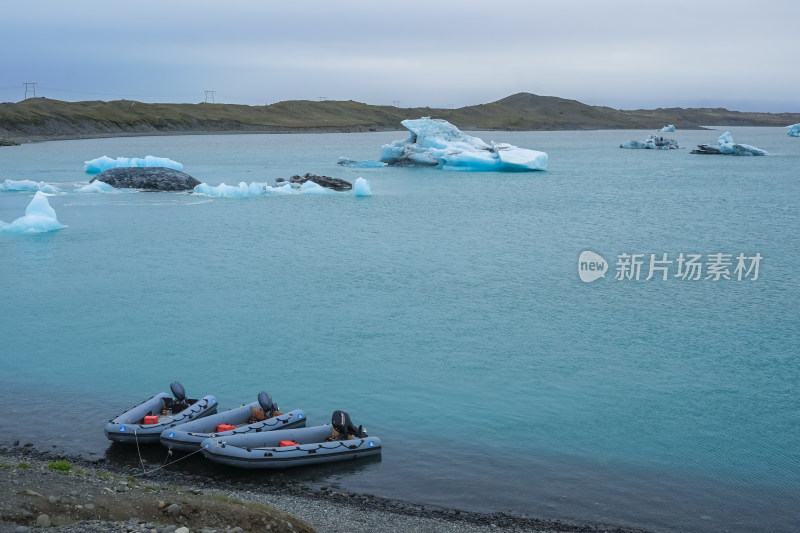 冰岛，杰古沙龙冰河湖与游玩的充气艇