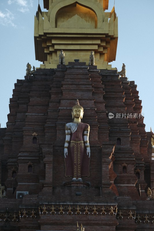 佛像与塔式建筑特写