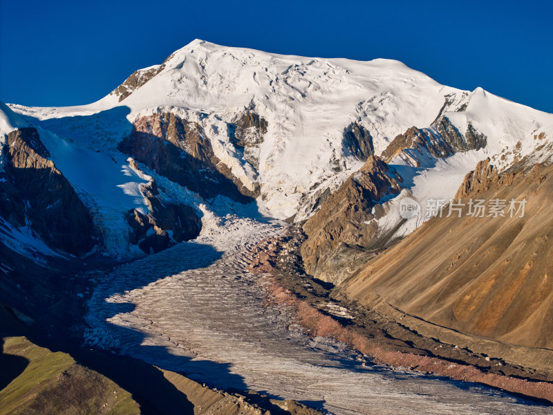 航拍阿尼玛卿雪山