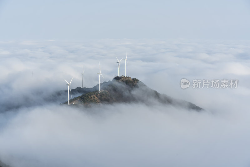 云海中山顶上的风力发电机群