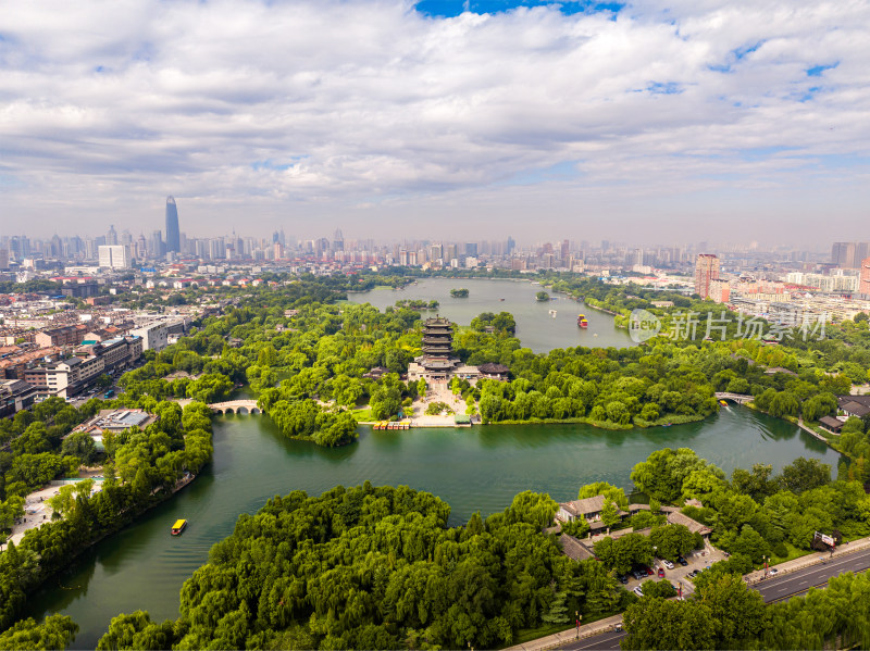 山东济南大明湖历公园历下区航拍城市风景