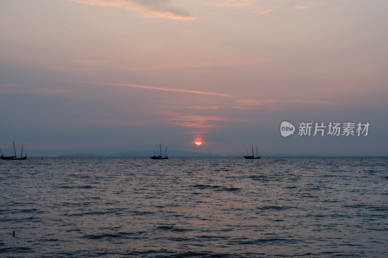 湖州太湖日出时湖上渔船的景色