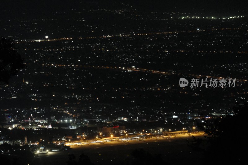 俯瞰清迈夜晚城市机场全景