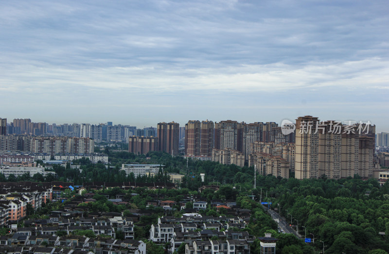 四川省成都市温江区晨光中的城市建筑和风光
