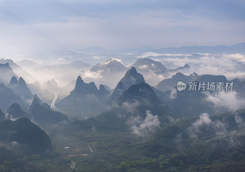 桂林鸟瞰图群山山巅清晨