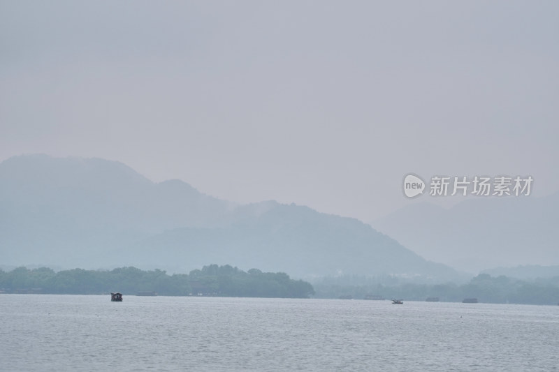 晨雾弥漫的西湖景区