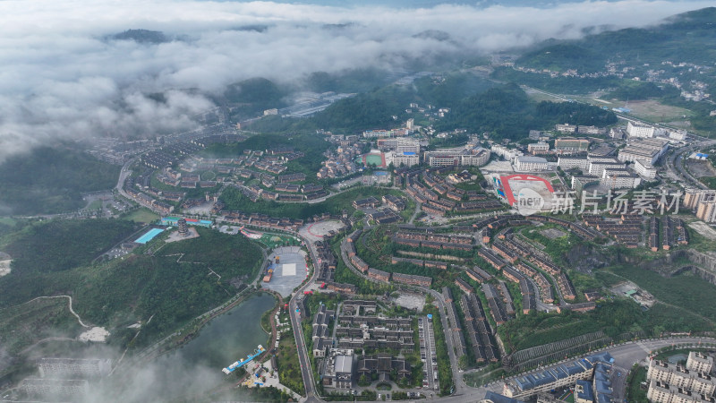 4k航拍晴隆阿妹戚托小镇 云雾缭绕小镇