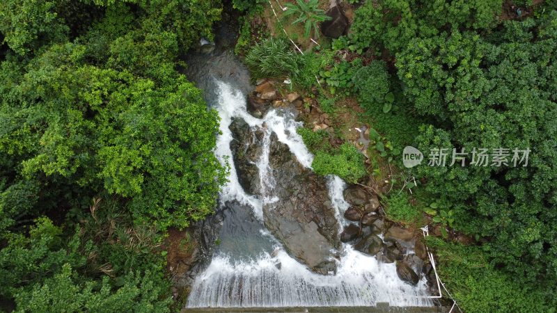 广东东莞：连日降雨 景区瀑布流水潺潺