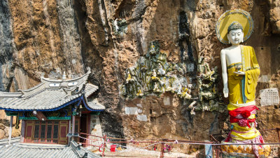 悬崖峭壁上的千年古佛大理宾川观音箐悬空寺