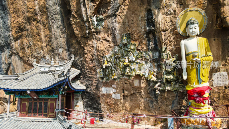 悬崖峭壁上的千年古佛大理宾川观音箐悬空寺