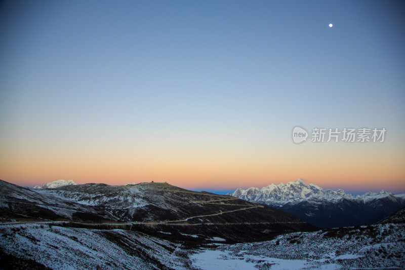 西藏林芝雪景南迦巴瓦峰日照金山雪山夕阳