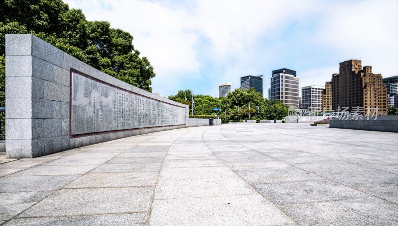 上海外滩黄浦江江边绿植与城市天际线景观