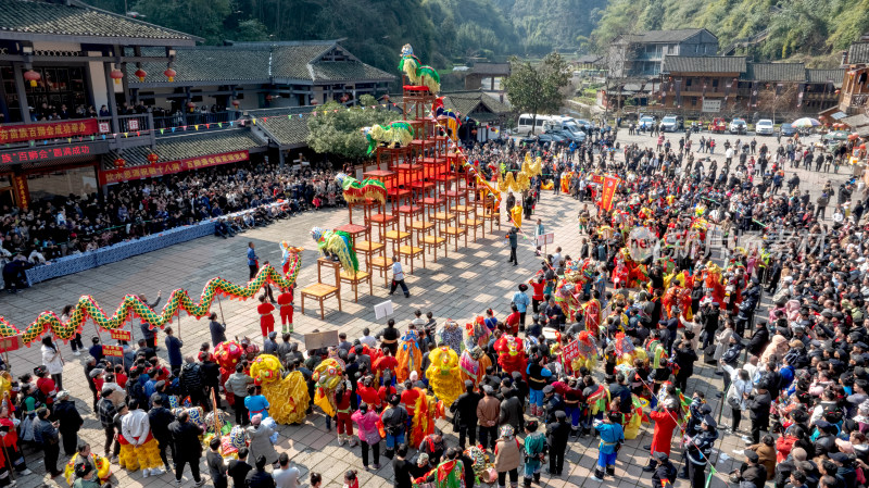 湖南湘西吉首市德夯苗寨春节新年舞狮航拍