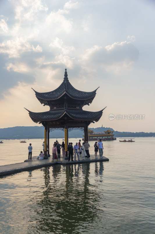 杭州西湖湖面上夕阳与聚贤亭