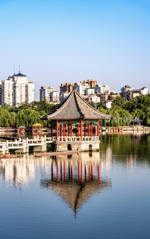 济南大明湖湖畔城市高楼倒影景观