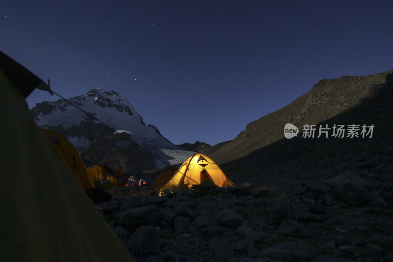 博格达  新疆  天山 蓝天白云下的雪山风景