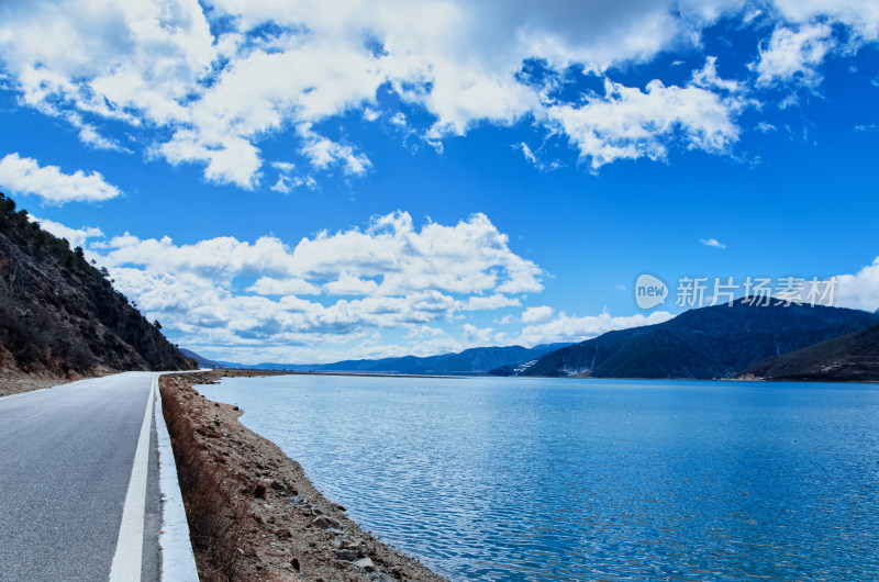 云南大桥香格里拉纳帕海湿地湖泊与公路