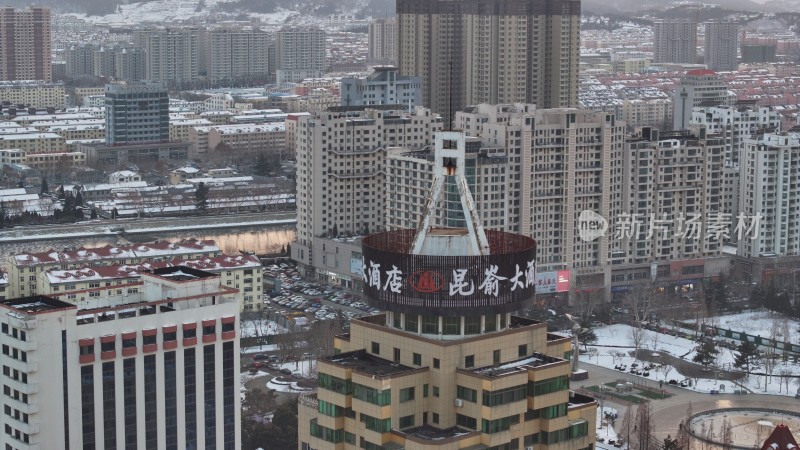 航拍威海市文登区昆嵛大酒店城市冬季雪景