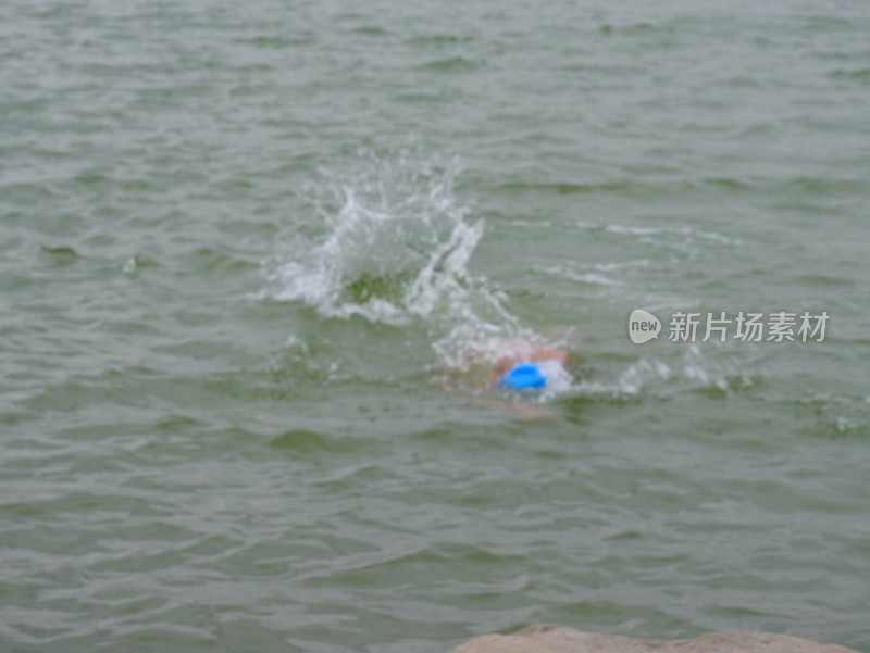 户外水域游泳者入水瞬间