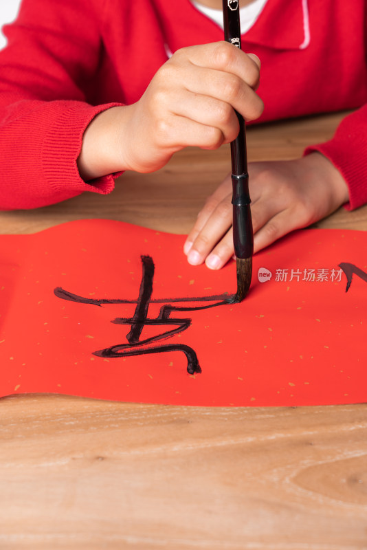 临摹书写毛笔字的中国女孩特写