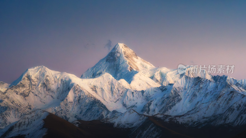 蓝调时刻的贡嘎雪山