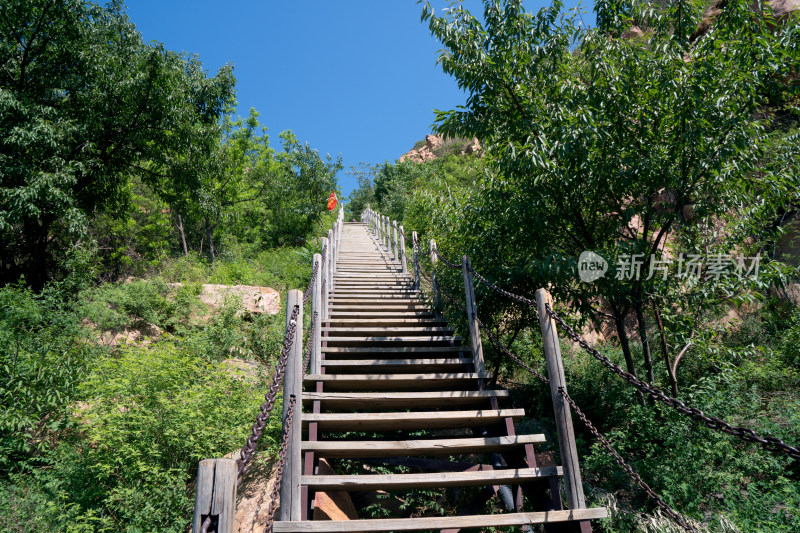 上山道路上陡峭的梯子