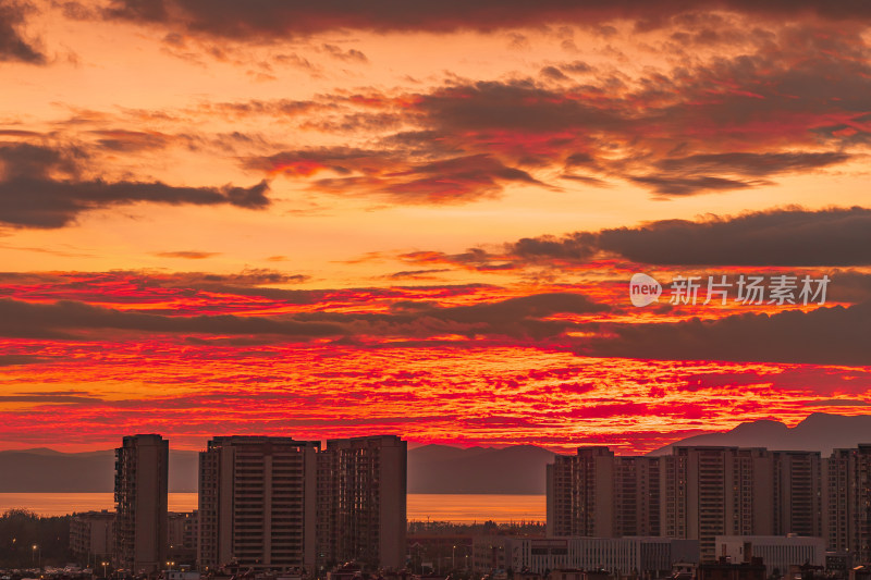 城市建筑群上的壮丽火烧云景观