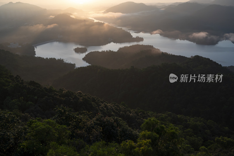 广东中山五桂山狮头山俯瞰长江水库日出风光