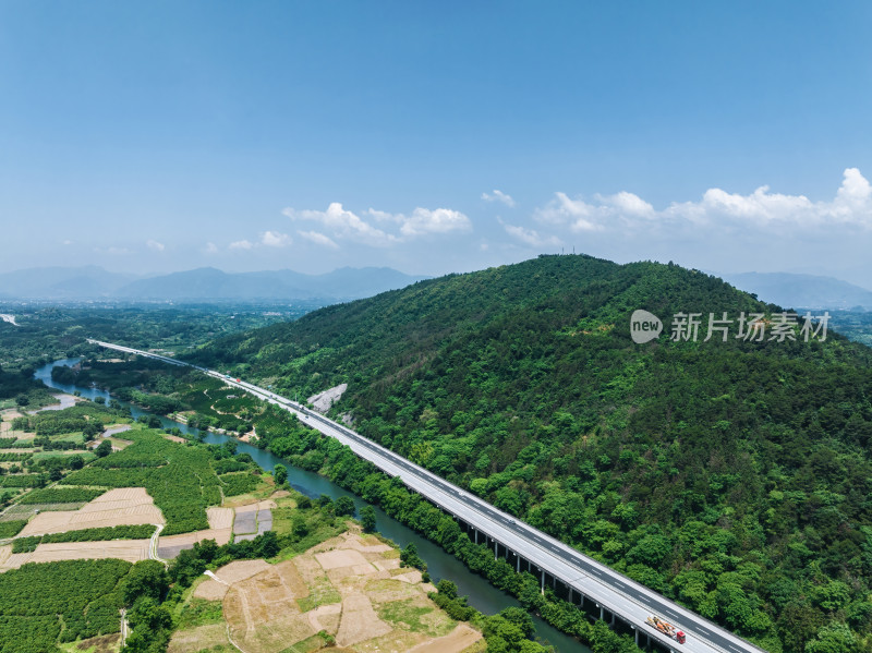 阳光下桂林高山边河流上的高速公路大桥