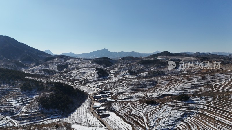 雪后山地梯田景象的航拍全景