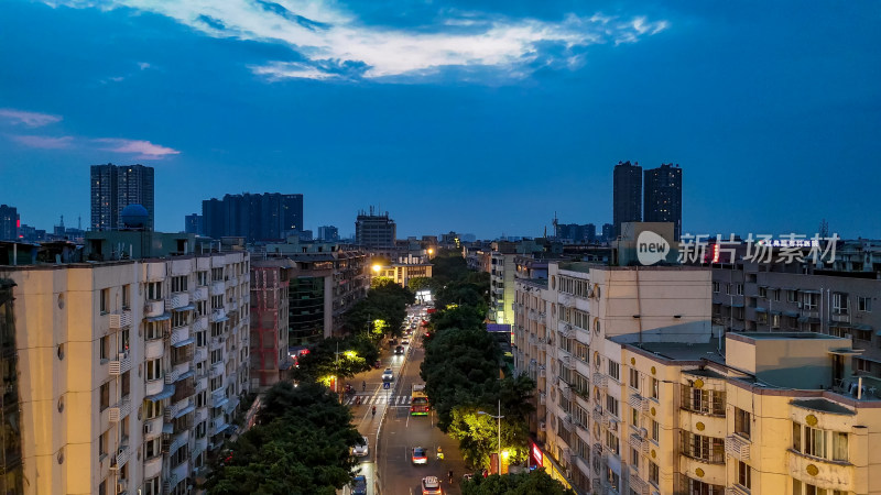 四川德阳蓝调时刻夜幕降临夜景航拍图