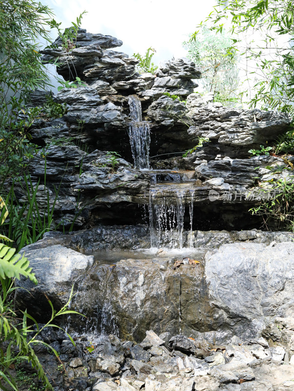 江南园林里的岩石和小瀑布溪流