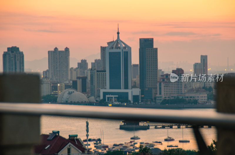 青岛小鱼山俯瞰城市夕阳