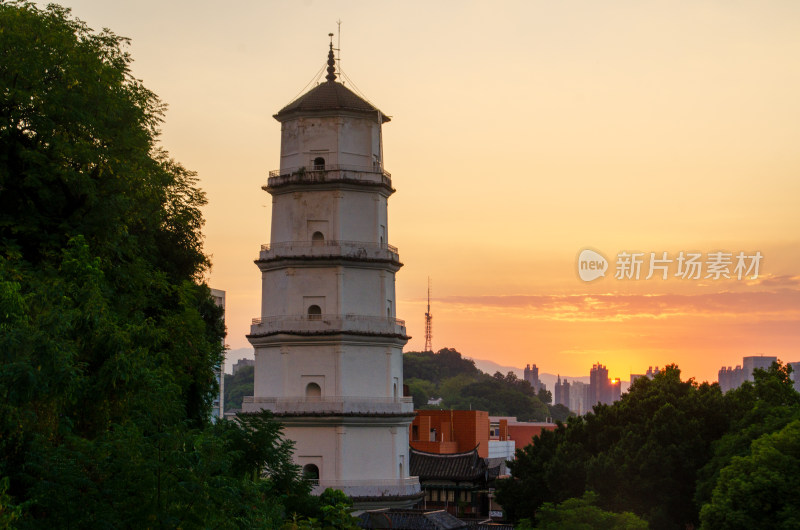 中国福建省福州市于山风景区定光寺白塔夕阳