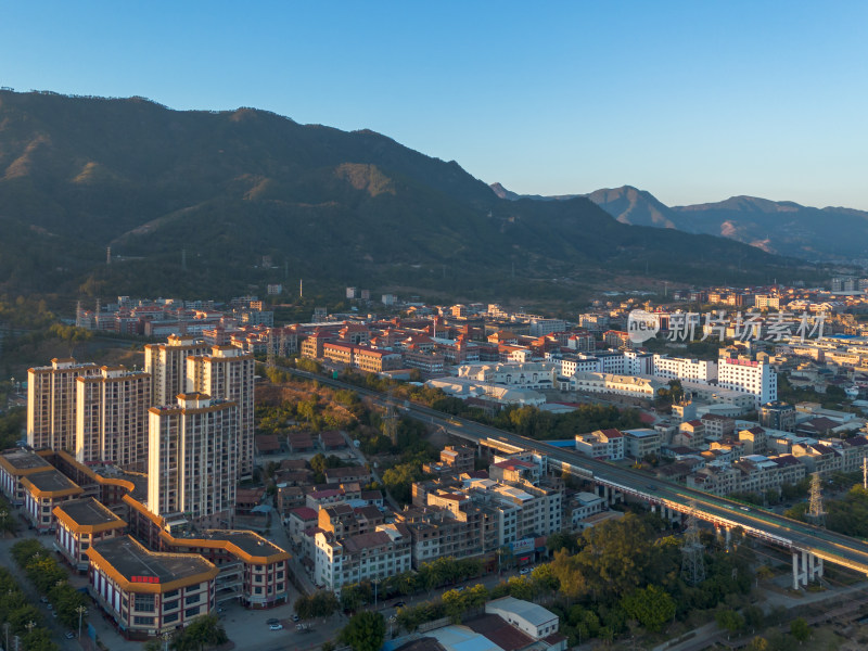 依山而建的城镇全景鸟瞰图