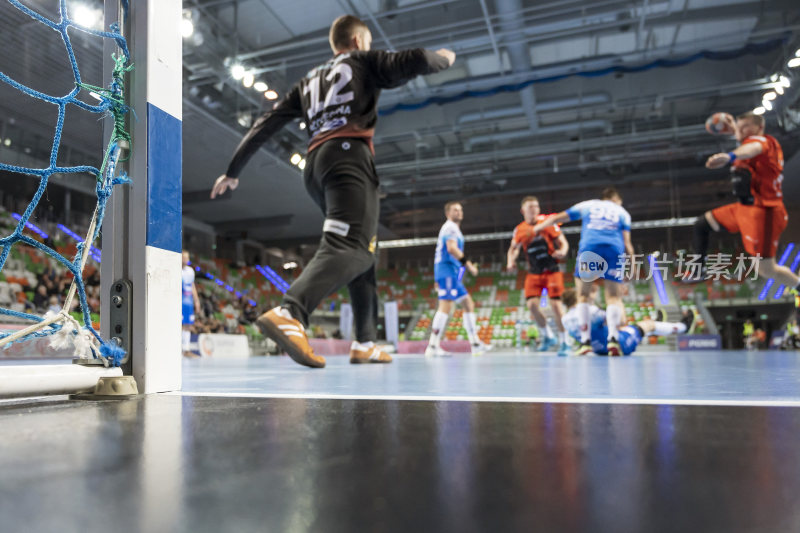 室内手球比赛现场瞬间