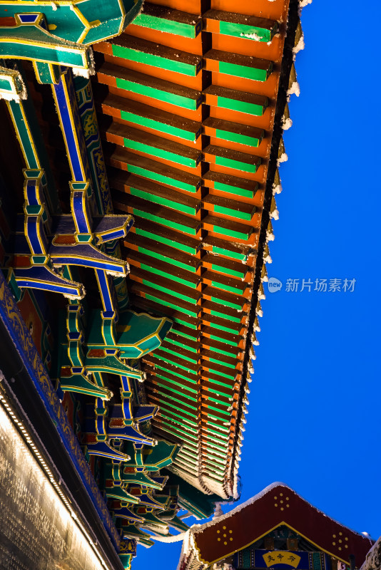 河南老君山景区冬季大雪古建筑房檐夜景