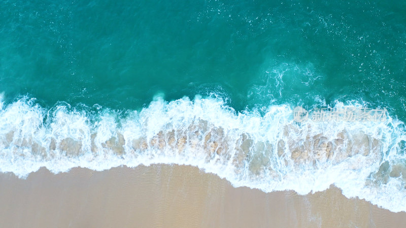 海浪俯拍沙滩大海航拍海滩唯美海边蓝色海水