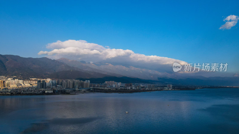 大理苍山脚下洱海边依山傍水的建筑群