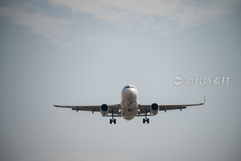 空中飞行的客机特写