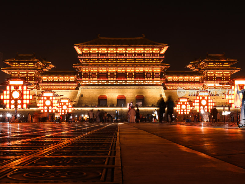 河南省洛阳市著名旅游景点应天门的夜景风光