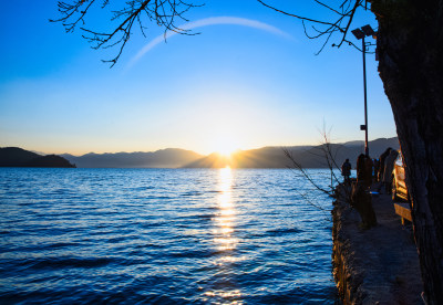 云南丽江泸沽湖山湖日出太阳晨光