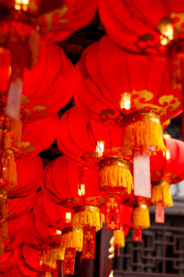 节日古建筑走廊密集的红色灯笼景观